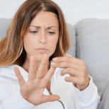 Вдлъбнатини, жълт цвят, чупливи връхчета: Ето как ноктите изпращат предупреждение за определени заболявания