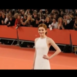 Тя не съществува, но всички полудяха по нея: Актрисата, създадена от изкуствен интелект, премина по червения килим