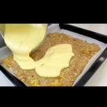 Вие слагате ябълките в тестото, а аз първо ги стържа и след това заливам с тестото - много по-вкусно става!