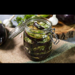 Когато искаме да се облажим през зимата, отваряме бурканче Реден патладжан - чудно мезе за всяко питие!