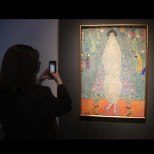 Родена в злато, живяла в страх, а после умряла млада: Трогателната история на жената от картината на Климт, продадена за 236,4 милиона