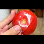 Вземете домат и залепете тиксо върху него: Ако не сте го правили досега, ще останете изумени от резултата!