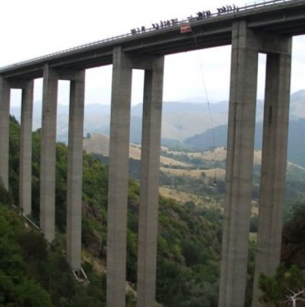 Млад мъж скочи от мост край Клисура и се случи най-страшното