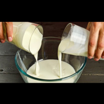 Просто смесете кисело мляко и заквасена сметана и сложете в хладилника: След 2 дни всички ще молят за рецептата!