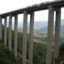 Млад мъж скочи от мост край Клисура и се случи най-страшното