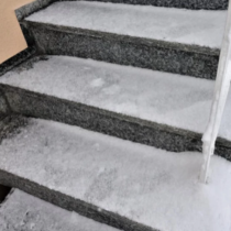 Не ви е нужна сол: Ледът по стълбите изчезва за секунди с евтина съставка, която използваме всеки ден