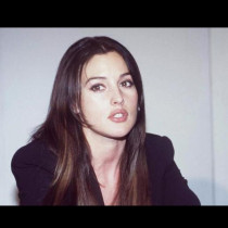 Появи се снимка на Моника Белучи от първата ѝ сватба: Години преди световната слава зашеметяващата ѝ красота пленява