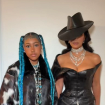 „Трябва ли да се обадим в полицията по този въпрос!?“ Обществеността е ужасена от това, което Ким Кардашиян е позволила на дъщеря си