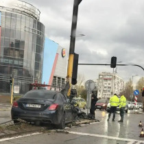 19-годишен пресен шофьор размаза колата си в стълб на голям столичен булевард - оказа се, че баща му не е случаен