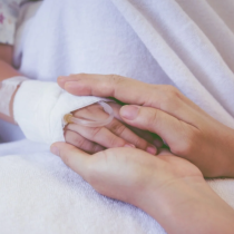 Деца на 6 и 8 години починаха след отравяне с храна