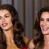 Синди Крофорд и дъщеря й Кая Гербер блестяха в едни и същи рокли, не знаеш коя е по-красива!