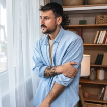 Момче внезапно получило съобщение от съсед, когото никога не било срещало: В него пишело: „Моля те, спаси ги...“