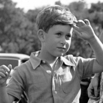 Това момче празнува 77-ия си рожден ден: Загуби майка си, разболя се от рак, а заради последния скандал беше бесен