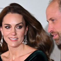 Кейт Мидълтън беше кралицата на блясъка в най-модерния цвят на сезона и любимите обеци на кралица Елизабет