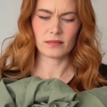 Жена показва как се сгъва чаршаф с ластик: Само 4 движения и изглежда сякаш е от магазина!