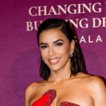 Ева Лонгория подпали Ню Йорк с огнена рокля, която гали всеки милиметър от божествената ѝ фигура: Тя се появи с различна прическа