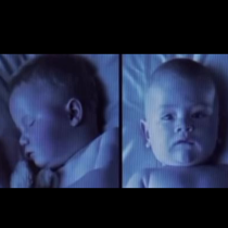 2 бебета, родени в един и същи ден, лежат едно до друго в болницата, но сестрите се отнасят с тях по съвсем различен начин: 