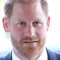 Хората видяха какво носи Хари на ревера си, докато купонясва с елита и решиха, че е полудял да прави такива съчетания