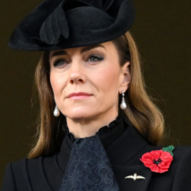 Кейт и Камила една до друга- Ако кралицата погледне обиците на принцесата, няма да е добре: Емблемата на палтото има тъжна символика