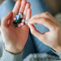 Мислите си, че укрепвате костите си, но всъщност ги отслабвате! Всички пият тази комбинация от добавки и не знаят колко е вредна