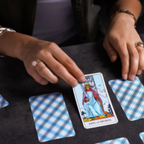 Декемврийски хороскоп според циганските карти: Кои зодии очакват неочаквани пари, любовни предложения и големи промени?