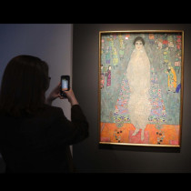 Родена в злато, живяла в страх, а после умряла млада: Трогателната история на жената от картината на Климт, продадена за 236,4 милиона