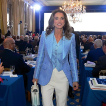 Модното съвършенство на стилната кралица: Елегантен детайл, който скрива коремчето, и обувки, които никога не излизат от мода