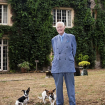 Богат мъж (79) търси млада жена, която да му роди син: всички му се смеят заради списъка с изисквания, а сега и кармата го е настигнала!