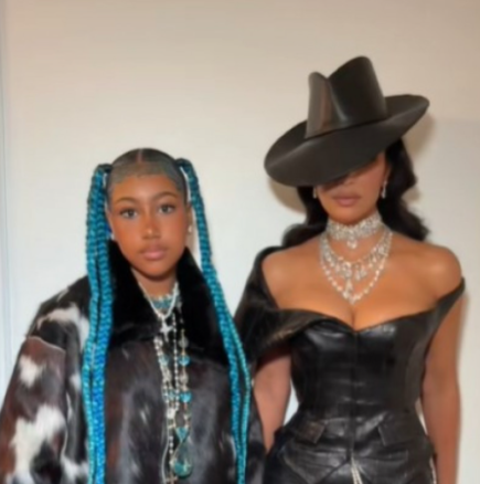 „Трябва ли да се обадим в полицията по този въпрос!?“ Обществеността е ужасена от това, което Ким Кардашиян е позволила на дъщеря си