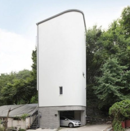 Буквално на едно паркомясто младо семейство построи 5-етажна къща с гараж-Снимки