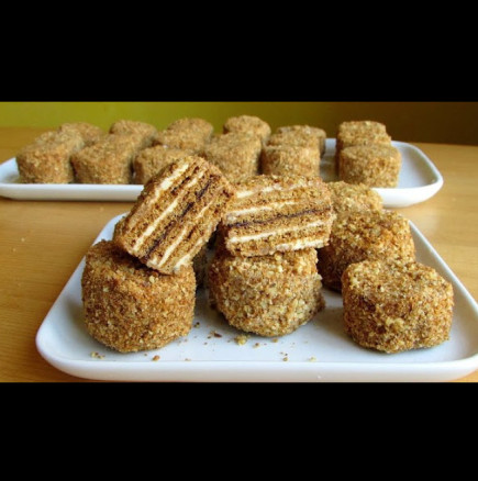 Медени бомбички с крем и сладко: Трябва да споделя тази луксозна рецепта, по-вкусни от пастички и Наполеонки