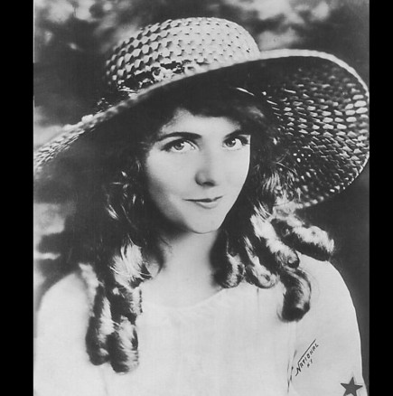 Най-красивото момиче на света почина по ужасяващ начин: Смъртта ѝ е толкова невероятна, че за нея се говори и днес