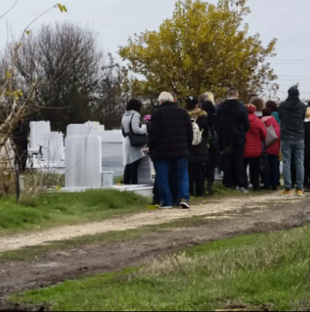Венци на погребението на погубеното семейство край Пловдив, разбра се какво се случва с оцелялото момиченце 