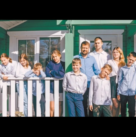 Александър има 12 деца и ги отглежда сам: Всички се усмихват, готвят и чистят по график – но едно нещо им е забранено