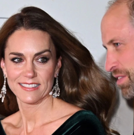 Кейт Мидълтън беше кралицата на блясъка в най-модерния цвят на сезона и любимите обеци на кралица Елизабет