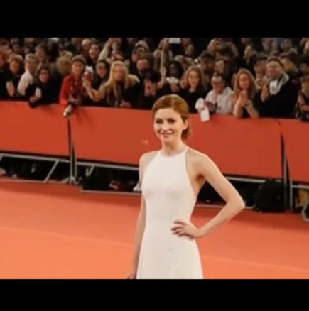 Тя не съществува, но всички полудяха по нея: Актрисата, създадена от изкуствен интелект, премина по червения килим