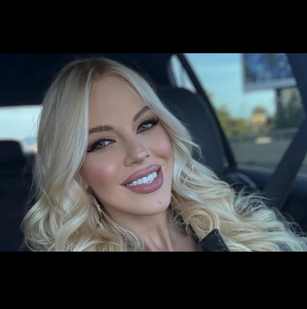 Мамче и половина: Натали Трифонова не сваля минижупа даже на разходка с бебето!