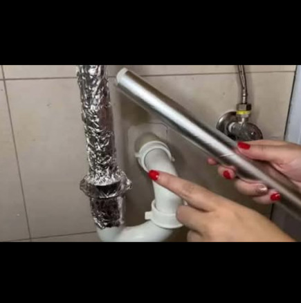 Ето какво няма да ви кажат водопроводчиците: Увийте тръбата на мивката в алуминиево фолио и спестете куп пари!