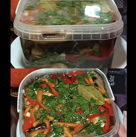 След час е готова за ядене! Бърза и супер вкусна туршия с патладжани и червени чушки: