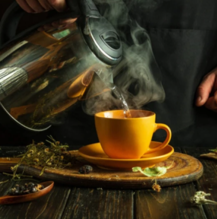 Боли ви гърлото: Народен билкар разкрива грешката, която всеки прави, само чай, приготвен по този начин, действа