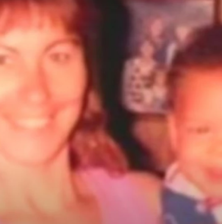 Тя осинови момче, което никой не искаше: 28 години по-късно тя се сблъска с неприятна истина