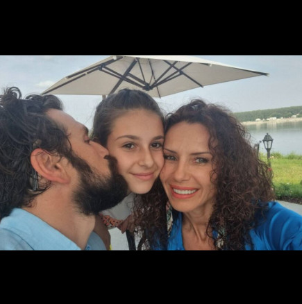 Не момиченце, а млада дама! Вижте порасналата дъщеря на Александър Сано и Нели