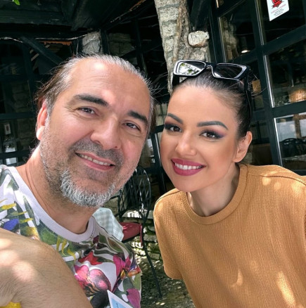 Щастливи баба и дядо! Венелин Венков и Невена Цонева гледат внучката (СНИМКА)