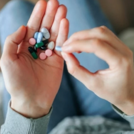 Мислите си, че укрепвате костите си, но всъщност ги отслабвате! Всички пият тази комбинация от добавки и не знаят колко е вредна