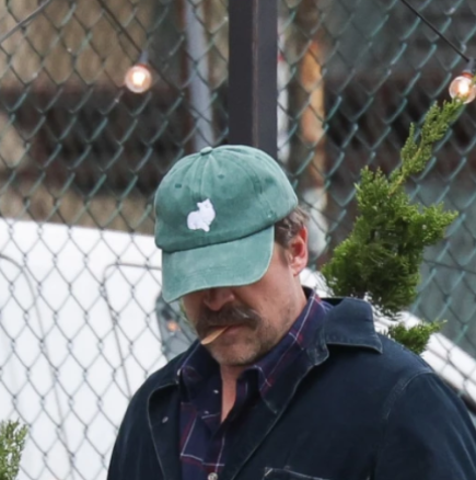 Актьорът се промени тотално Мустаците бяха само началото, сега си е пуснал и брада-Никой не го разпознава