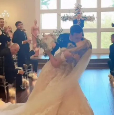 Целунаха се за първи път на сватбата! Младоженците чакат този момент от години и ето защо!