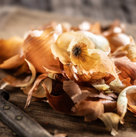 Никога не изхвърлям обелките от лука и ви съветвам да направите същото: