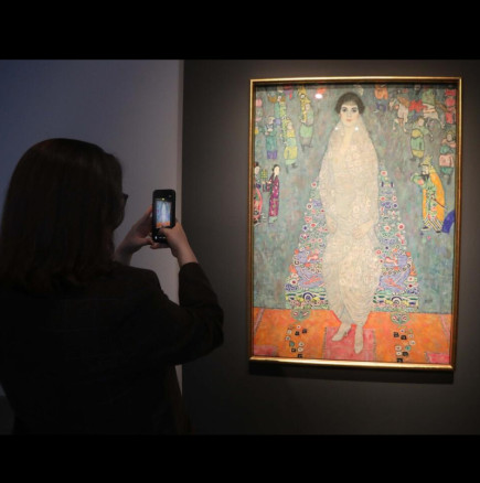 Родена в злато, живяла в страх, а после умряла млада: Трогателната история на жената от картината на Климт, продадена за 236,4 милиона