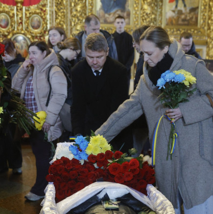 Майка не събужда сина си за полет, защото сънува, че самолетът се разбива, по-късно го намира мъртъв в локва кръв 