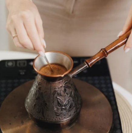 Трикът, който променя всичко: Кафето ви не е нужно да е сладко или горчиво - просто добавете щипка от това!